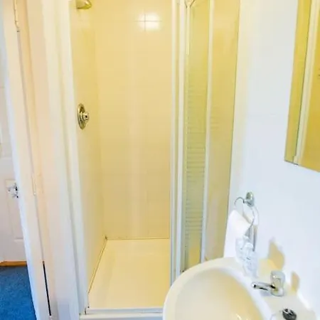 72 - Large Three Bed With Parking *