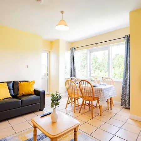 72 - Large Three Bed With Parking *