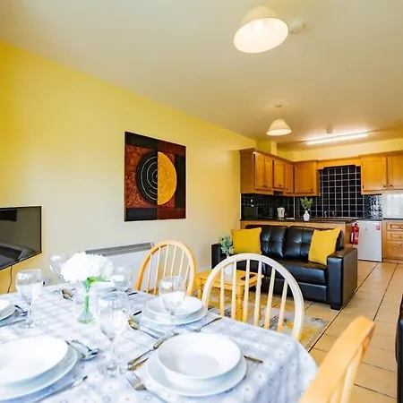 72 - Large Three Bed With Parking