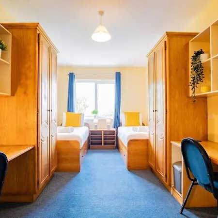 72 - Large Three Bed With Parking *