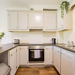 72 - Large Three Bed With Parking Apartament