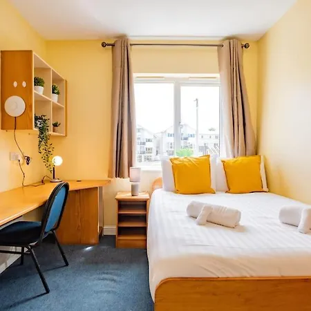 72 - Large Three Bed With Parking Апартаменты Голуэй