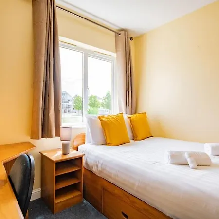 72 - Large Three Bed With Parking Апартаменты *