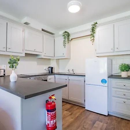 72 - Large Three Bed With Parking *