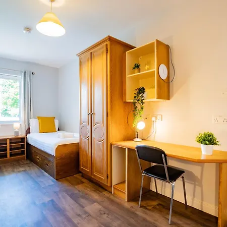 72 - Large Three Bed With Parking