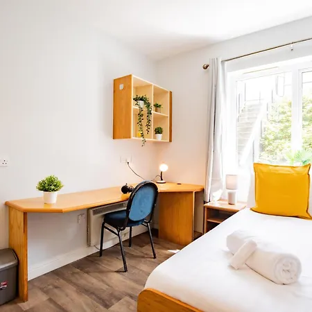 Large Three Bed With Parking Apartment