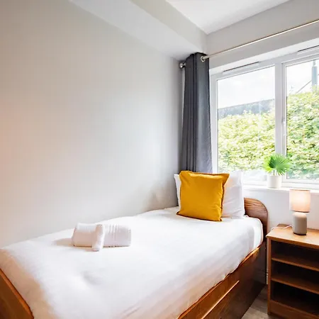Large Three Bed With Parking *