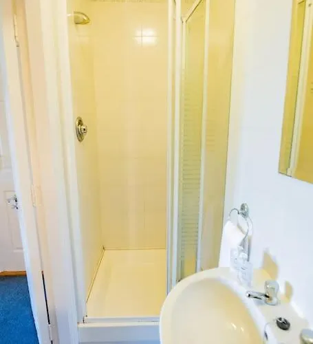 72 - Large Three Bed With Parking *