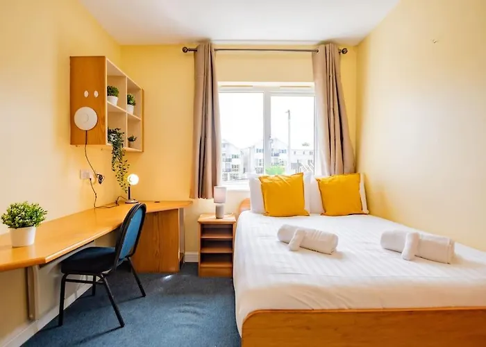 72 - Large Three Bed With Parking 아파트 골웨이