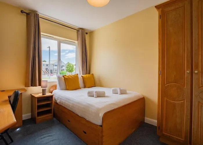 72 - Large Three Bed With Parking 아파트 골웨이