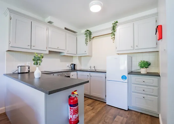 72 - Large Three Bed With Parking *