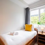 72 - Large Three Bed With Parking *