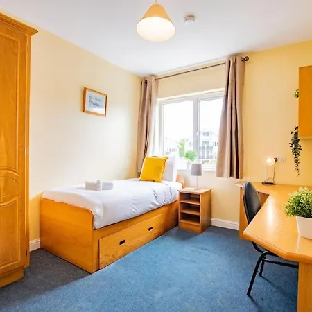 72 - Large Three Bed With Parking Lejlighed