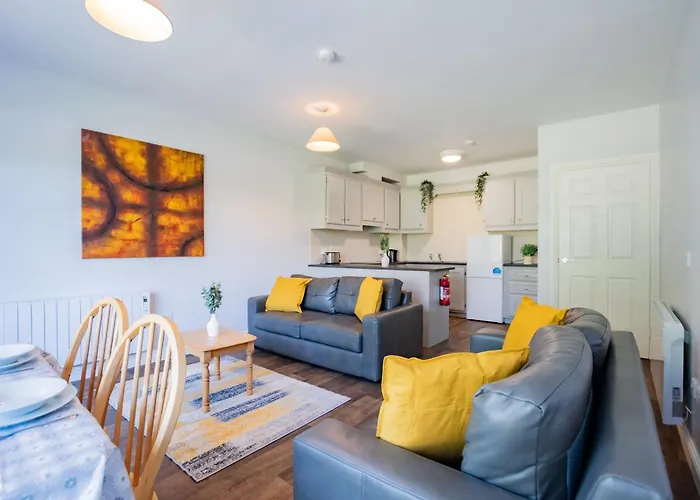 72 - Large Three Bed With Parking 戈尔韦