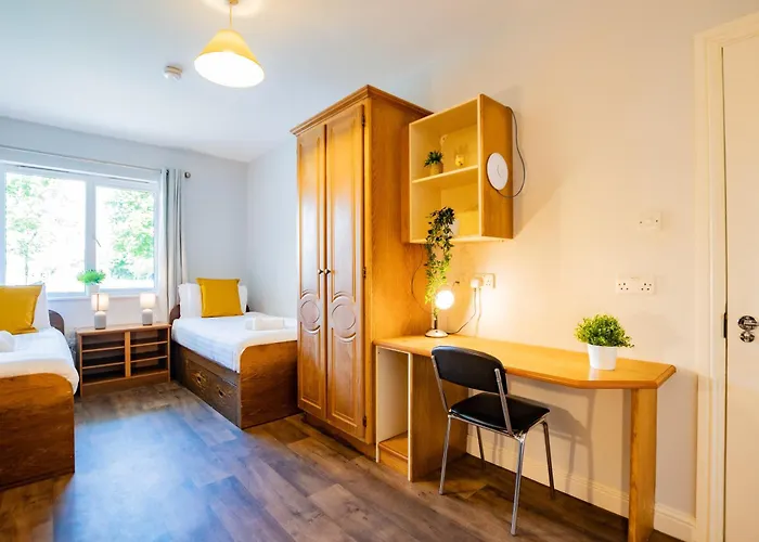 72 - Large Three Bed With Parking