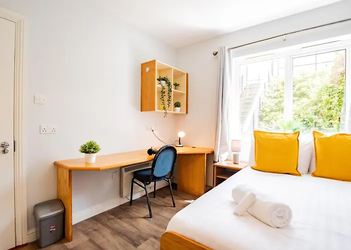 72 - Large Three Bed With Parking 公寓
